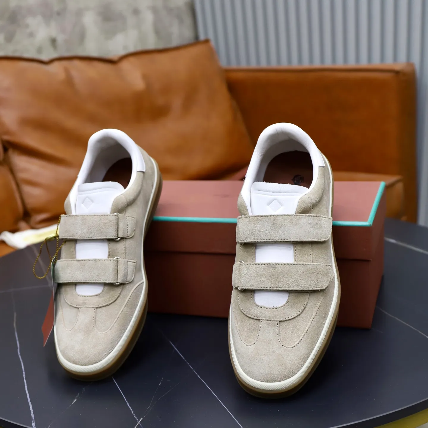 Ex-factory price: 560💰Loro Riana men’s moral training sneakers! Made from high-quality materials and designed in a low-cut silhouette, it offers an elegant and stylish look that's suitable for year-round wear. The unique double-layer sole aesthetic design, caramel cup-shaped outsole is decorated with off-white rubber trim, creating an attractive color combination. Pair with tailored pieces or jeans for a sophisticated yet casual look. The heel is decorated with soft cow leather tongue with Kummel color inserts and cotton laces with embossed LP logo. Upper: cow split suede stitching knitted fabric. Lining: original thickened soft sheepskin. Size: 38-39-40-41-42-43-44 (customized in 45.46)
